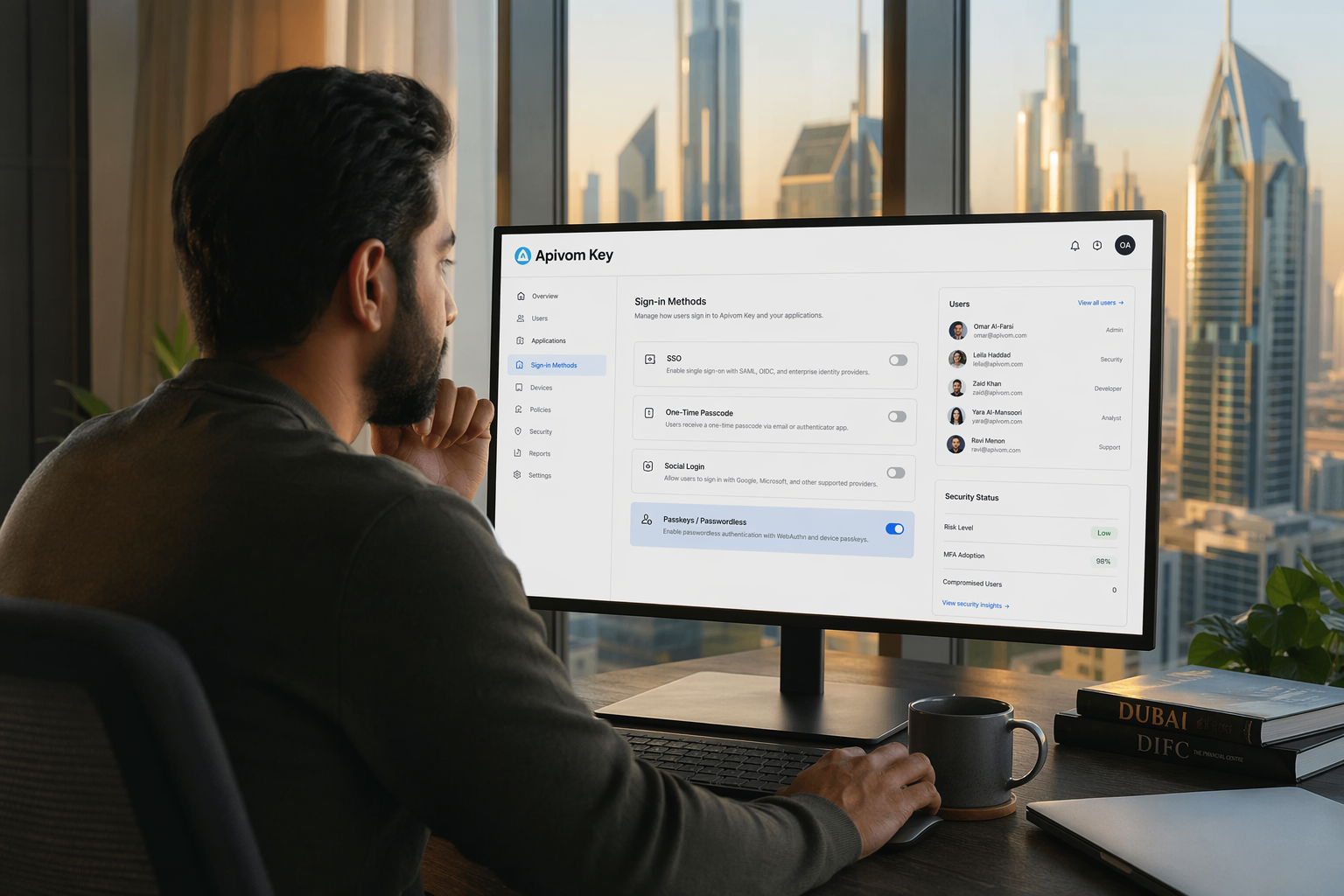 مسؤول تقنية معلومات يراجع لوحة هوية Apivom Key تسرد SSO ورمز مرور لمرة واحدة وتسجيل دخول اجتماعي ومفتاح مرور/بلا كلمة مرور مُفعّل